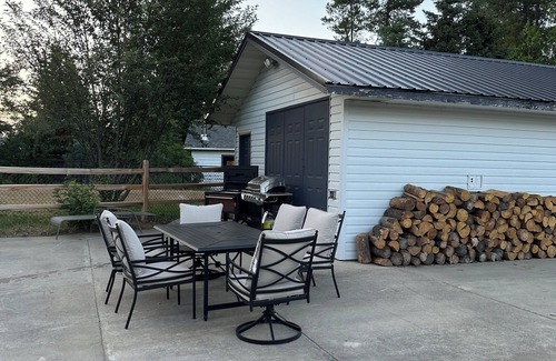 Valemount House | Large newly renovated house. Cozy and convenient.