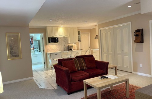 Cobble Hill House | Luxury 2 bedroom Suite on a Private Country Estate - *Swim Spa* and Pet Friendly