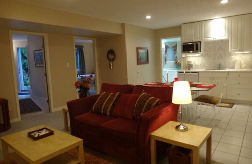 Cobble Hill House | Luxury 2 bedroom Suite on a Private Country Estate - *Swim Spa* and Pet Friendly