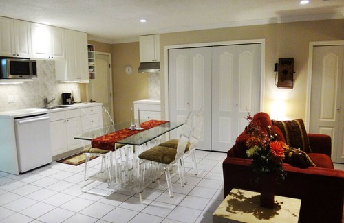 Cobble Hill House | Luxury 2 bedroom Suite on a Private Country Estate - *Swim Spa* and Pet Friendly