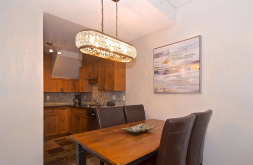 Blackcomb Condo | Major rate reduction due to pool closure -Newly remodeled lofted condo- 90 yards to Gondola