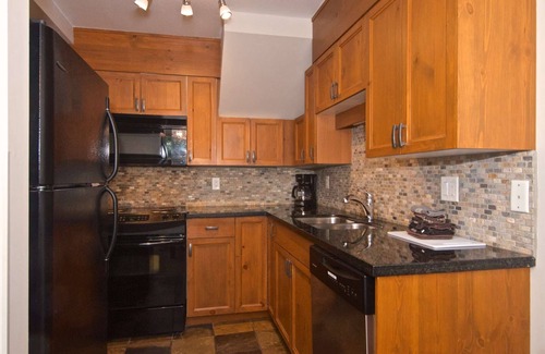 Blackcomb Condo | Major rate reduction due to pool closure -Newly remodeled lofted condo- 90 yards to Gondola