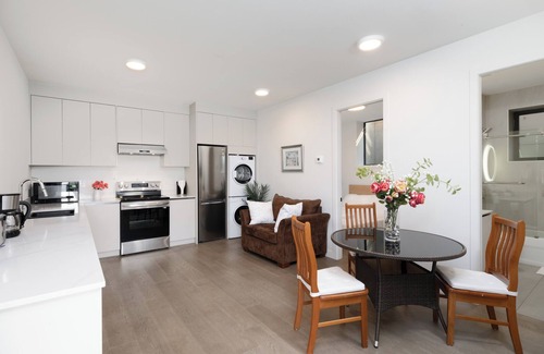 Dundarave House | Modern 2BR Suite in West Van | Patio & BBQ