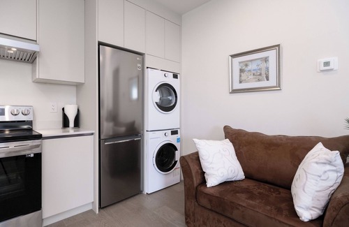 Dundarave House | Modern 2BR Suite in West Van | Patio & BBQ