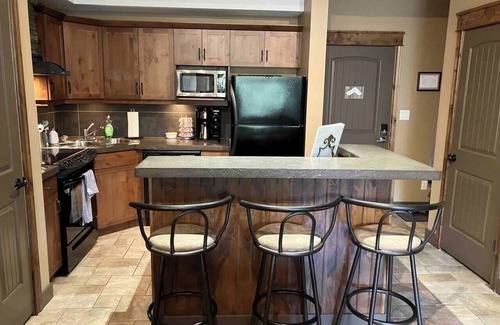 East Kootenay Apartment | Mountain View Retreat