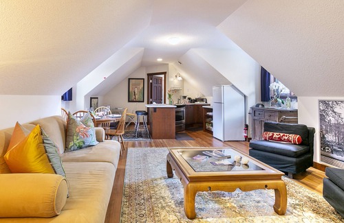 Departure Bay Apartment | Oceanfront Gorgeous 2br Getaway in Departure Bay - 3 Steps to the Beach!
