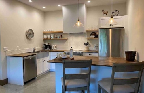 Duncan House | Private suite on peaceful estate. Near town, full kitchen, 20 acre farm-stay !