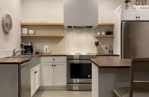 Duncan House | Private suite on peaceful estate. Near town, full kitchen, 20 acre farm-stay !