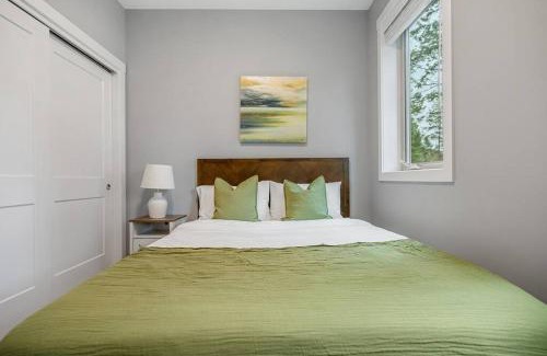 East Kootenay House | Serenity Shores, Mins to Lake, King Bed, 10 Guests