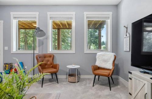 East Kootenay House | Serenity Shores, Mins to Lake, King Bed, 10 Guests