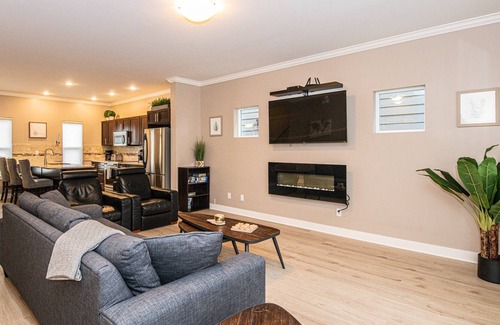 Langford House | Spacious Modern Bright 4 BR Home! 20 MIN to DT Victoria.