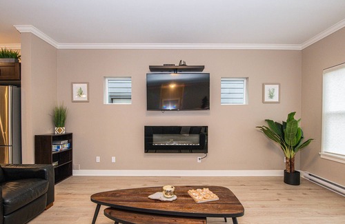 Langford House | Spacious Modern Bright 4 BR Home! 20 MIN to DT Victoria.