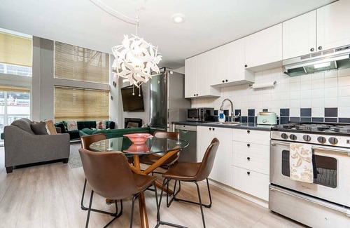 Downtown Vancouver Apartment | Trendy Loft in Downtown