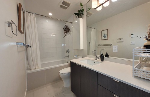 Mount Pleasant Condo | Trendy Vancouver Townhouse Near Downtown w/Parking & Gym