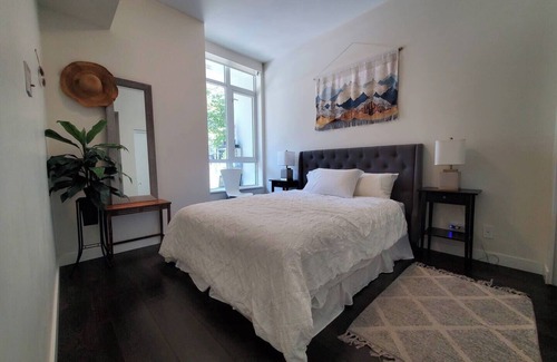 Mount Pleasant Condo | Trendy Vancouver Townhouse Near Downtown w/Parking & Gym