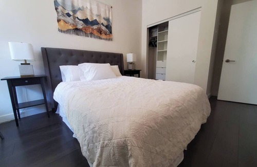 Mount Pleasant Condo | Trendy Vancouver Townhouse Near Downtown w/Parking & Gym