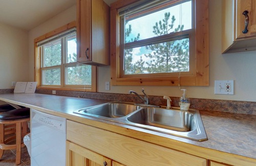 Estes Park Cabin | Wonderful location with full kitchen, furnished deck & mountain views