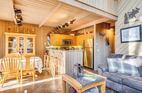 North Conway Condo | 0.5 Mi to Dtwn & Trails: Conway Condo w/Hot Tub!