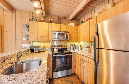 North Conway Condo | 0.5 Mi to Dtwn & Trails: Conway Condo w/Hot Tub!