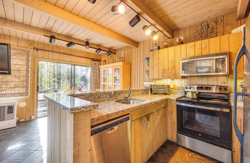 North Conway Condo | 0.5 Mi to Dtwn & Trails: Conway Condo w/Hot Tub!