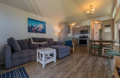 Regional District of Mount Waddington Cottage | 09 - Kingfisher Cottage By The Sea at Alder Bay