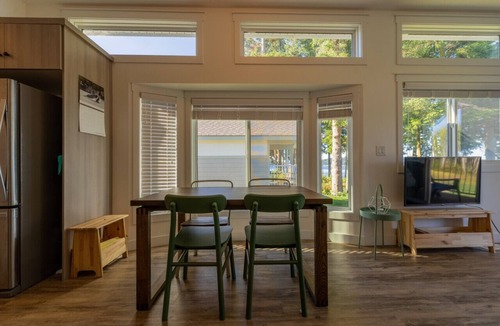 Regional District of Mount Waddington Cottage | 09 - Kingfisher Cottage By The Sea at Alder Bay