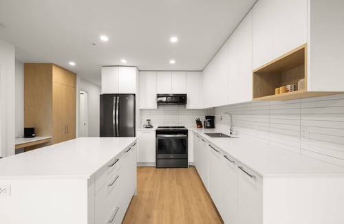 Victoria Condo | 1 bed and den condo in great location, Parking