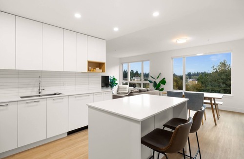 Victoria Condo | 1 bed and den condo in great location, Parking