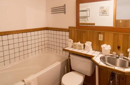 Ucluelet Cottage | 1 Bedroom B - Cozy Cottage with Forest View and Seasonal Hot Tub/Walking Distance to Beaches