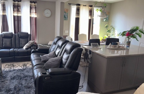 Airdrie House | 1 bedroom & Bathroom Near Airport