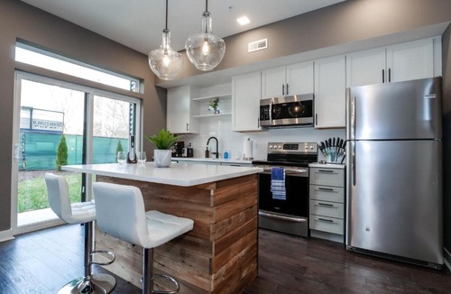 Ohio City Apartment | 1 Bedroom Luxury Condo 10 Minutes from First Energy Stadium E3