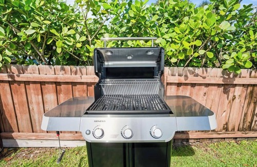 Palm Beach Shores Apartment | 1 Block to the BEACH! King Beds! BBQ!
