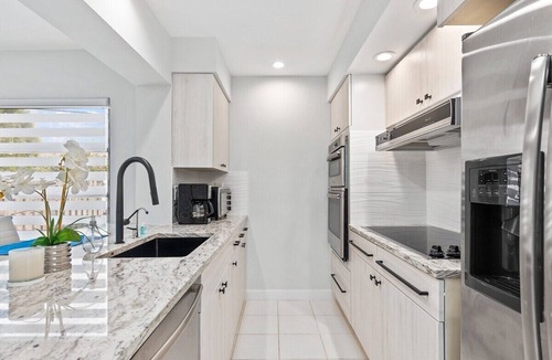 Juno Beach House | 1 Block Walk to Beach ~Private Pool ~ King Bed