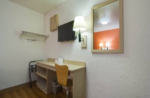 North Alameda Apartment | 1 Full Bed | Mobility Access RI Shwr| NS