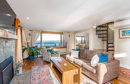 Malletts Bay Apartment | 1 King Bed, 1 Queen Bed in loft, Shower, Soaker TUB SCENIC VIEW OVERLOOKING MALLETS BAY OPEN FLOOR PLAN
