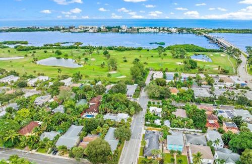 Parrot Cove House | 1 Mi to Shore: Pet-Friendly Lake Worth Beach Home!