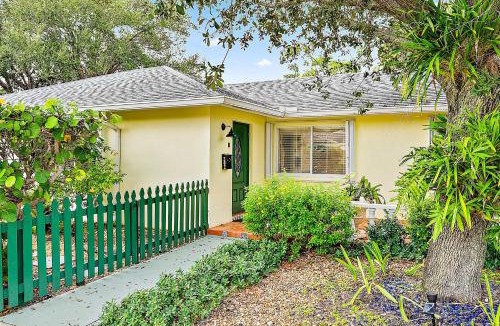 Parrot Cove House | 1 Mi to Shore: Pet-Friendly Lake Worth Beach Home!
