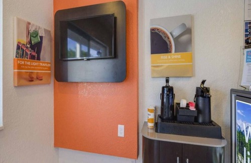 North Alameda Apartment | 1 Queen Bed| Non-Smoking