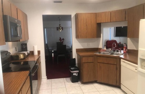 Greenacres House | 10-15 mins from the beach and beautiful lake in the back yard !