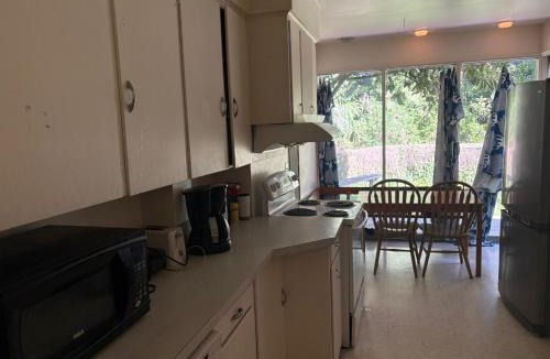 Sunset House | 10 Mins to YVR & Kits Beach - Cozy Victorian Room, Free Parking