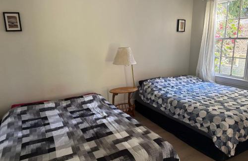 Sunset House | 10 Mins to YVR & Kits Beach - Cozy Victorian Room, Free Parking