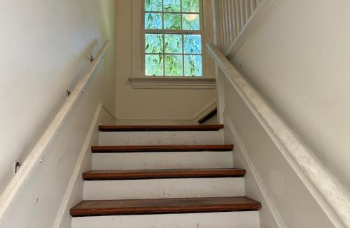 Sunset House | 10 Mins to YVR & Kits Beach - Cozy Victorian Room, Free Parking
