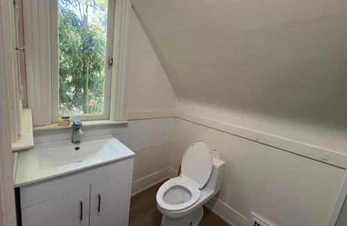 Sunset House | 10 Mins to YVR & Kits Beach - Cozy Victorian Room, Free Parking