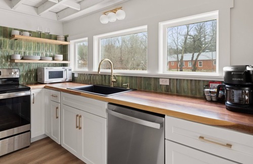 Moscow House | 100% Restored Large Farmhouse in the Hub of Stowe with Soaking Tub