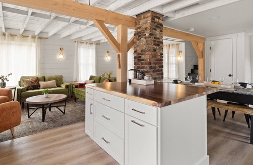 Moscow House | 100% Restored Large Farmhouse in the Hub of Stowe with Soaking Tub
