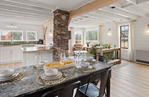 Moscow House | 100% Restored Large Farmhouse in the Hub of Stowe with Soaking Tub