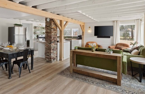 Moscow House | 100% Restored Large Farmhouse in the Hub of Stowe with Soaking Tub