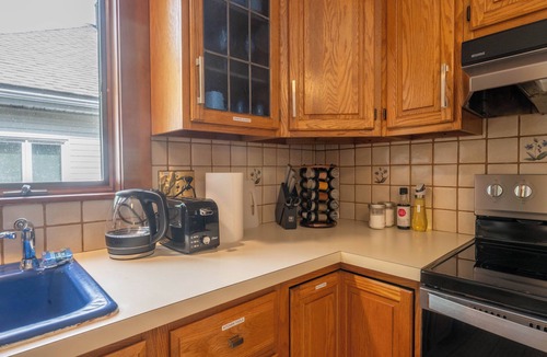 Cambridge House | 1000ft² 2BR with Free Parking, King Bed, WFH Setup, Near Harvard, MIT, & Tufts