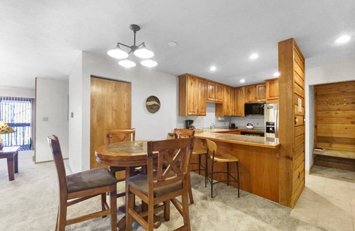 Historic District Condo | 106 m² Condo ∙ 2 bedrooms ∙ 6 guests