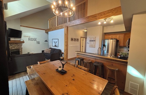 East Kootenay Condo | ⛳️110 Golf Resort, 3 Bed 3 Bath, Sleeps 12, central A/C & private hot tub⛳️